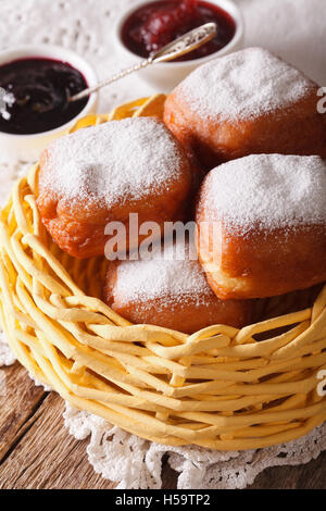 New Orleans Beignets Krapfen in einen Korb und Marmelade Closeup auf dem Tisch. vertikale Stockfoto