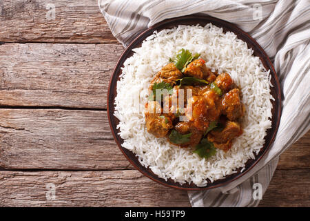 Indisches Essen: Madras Rindfleisch mit Basmati-Reis auf den Tisch. horizontale Ansicht von oben Stockfoto