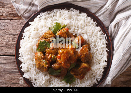 Indisches Essen: Madras Rindfleisch mit Basmati-Reis auf den Tisch-Nahaufnahme. horizontale Ansicht von oben Stockfoto