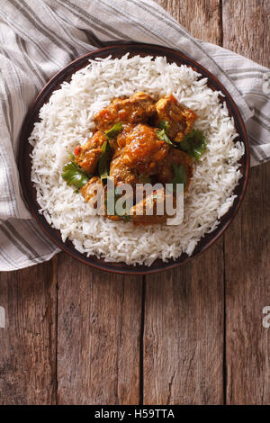 Indisches Essen: Madras Rindfleisch mit Basmati-Reis auf den Tisch. vertikale Ansicht von oben Stockfoto