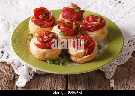 Schöne Sandwiches mit Salami und Käse auf einem Teller auf den Tisch. horizontale Stockfoto