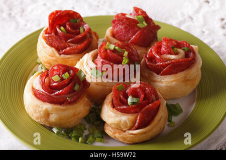 Leckeres Essen: gebackene Brötchen mit Salami und Käse auf eine Platte Nahaufnahme. horizontale Stockfoto