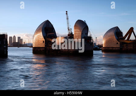 Thames Barrier genommen am späten Nachmittag unter blauem Himmel Bedingungen, London. Stockfoto