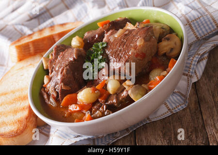 Französische Küche: Beef Bourguignon hautnah in einer Schüssel auf dem Tisch. horizontale Stockfoto