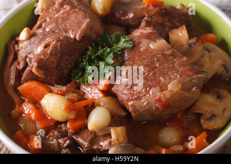 Traditionelle Beef Bourguignon in eine Schüssel-Makro. horizontale Stockfoto