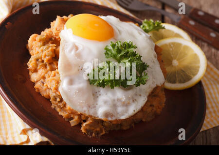 Ägyptisches Frühstück: Bohnen mit Spiegelei auf eine Platte Nahaufnahme. horizontale Stockfoto