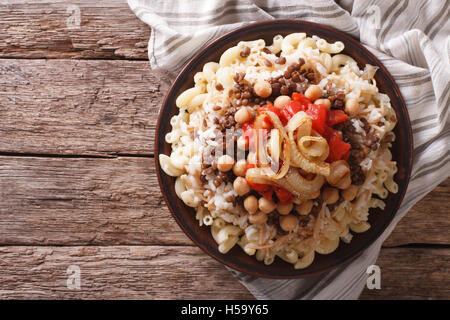 Arabische Küche: Kushari von Reis, Nudeln, Kichererbsen und Linsen auf eine Platte horizontale Ansicht von oben Stockfoto