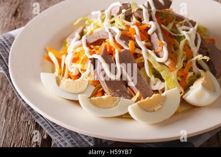 Salat aus Rinderherz mit Eiern und Gemüse gekleidet mit Mayonnaise Nahaufnahme auf dem Tisch. horizontale Stockfoto