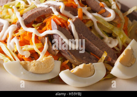Salat aus Rinderherz mit Gemüse und Eiern Nahaufnahme. horizontale Stockfoto