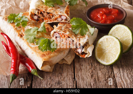 Mexikanisches Essen: Chimichanga mit Fleisch und Gemüse Nahaufnahme auf dem Tisch. horizontale Stockfoto