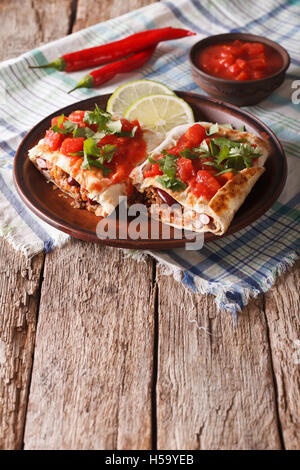 Mexikanische Chimichanga mit Fleisch, Gemüse und Käse mit einer Großaufnahme Platte vertikal Stockfoto