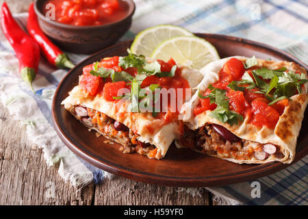 Mexikanische Chimichanga mit Fleisch, Gemüse und Käse auf einer Platte Nahaufnahme horizontalen Stockfoto