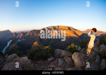 Blyde River Canyon, berühmte Reiseziel in Südafrika. Touristen-Panorama mit Fernglas zu betrachten. Letzten Sonnenlicht auf die Stockfoto