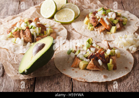 Mexikanisches Essen: Tacos mit Carnitas, Zwiebeln und Avocado Nahaufnahme auf dem Tisch. horizontale Stockfoto