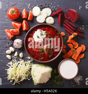 Ukrainischen Borschtsch-Suppe mit Zutaten auf Schiefer Board Closeup. Ansicht von oben Stockfoto