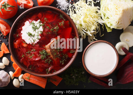 Ukrainische Küche: rote Suppe Borschtsch mit Zutaten auf Schiefer Board Closeup. Horizontale Ansicht von oben Stockfoto