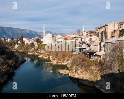 Mostar, Bosnien und Herzegowina - 1. Januar 2016 - Blick auf die Altstadt von Mostar, Bosnien und Herzegowina an einem sonnigen Tag. Stockfoto