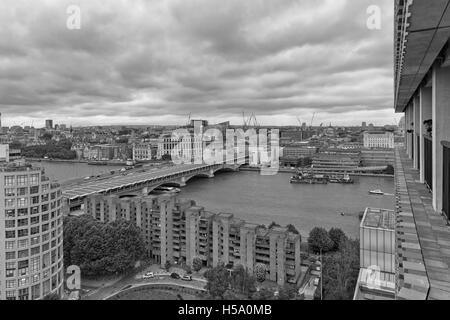 London, UK - Juli 2016: Luftaufnahme blickte auf Sumner Street von Tate Modern Neubau Gebäude Süd-London Stockfoto