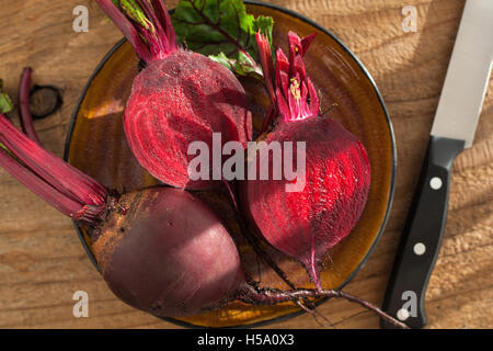 Rohe rote Beete auf hölzernen Hintergrund Stockfoto