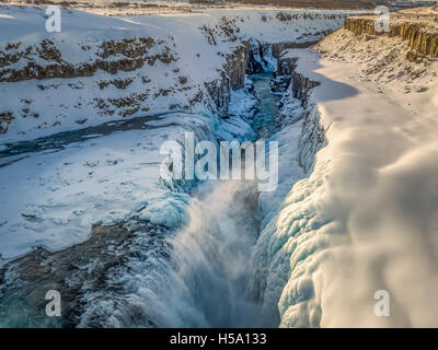 Gullfoss Wasserfall, Winter, Island. Gullfoss übersetzt bedeutet Golden fällt. Dieses Bild wird mit einer Drohne geschossen. Stockfoto