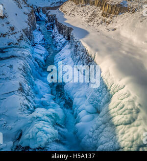 Gullfoss Wasserfall, Winter, Island. Gullfoss übersetzt bedeutet Golden fällt. Dieses Bild wird mit einer Drohne geschossen. Stockfoto