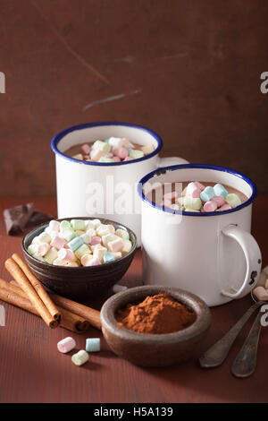 heiße Schokolade mit Zimt Mini Marshmallows Winter trinken Stockfoto