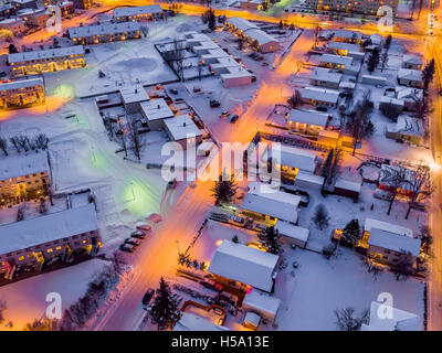 Aerial View-Straße und Häuser im Winter, Akureyri, Island. Dieses Bild wird mit einer Drohne geschossen. Stockfoto