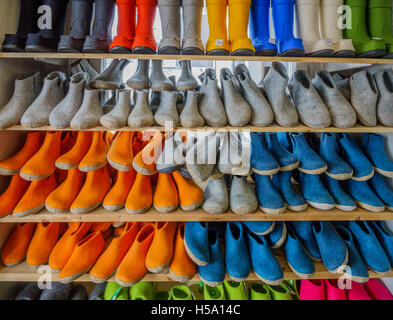 Stiefel und Slipper in einem Geschäft in Finnland Stockfoto