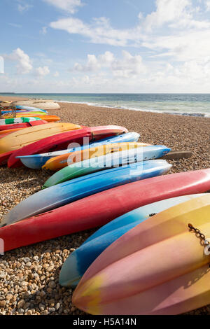 Bunte Kajaks am Strand von Brighton, Brighton, Sussex UK Stockfoto