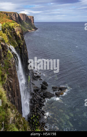 Mealt Wasserfall am Kilt Rock, eine 200-Fuß hohen Steilküste von Stonehenge auf der Isle Of Skye, Trotternish, Highlands, Schottland, UK Stockfoto