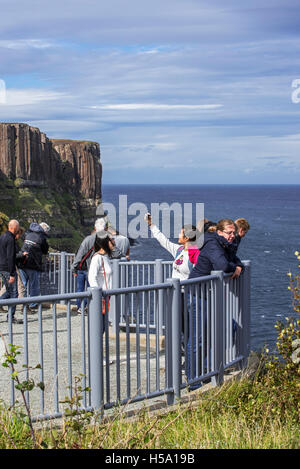 Touristen am Aussichtspunkt am Mealt Wasserfall am Kilt Rock, Steilküste auf der Isle Of Skye, Trotternish, Highlands, Schottland Stockfoto