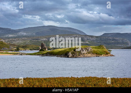 16. Jahrhundert Ruinen Ardvreck Castle am Loch Assynt in den Highlands bei Sonnenuntergang, Sutherland, Schottland, UK Stockfoto