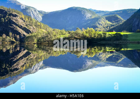 perfekte Spiegelung der Berge im Fjord Wasser, Norwegen Stockfoto