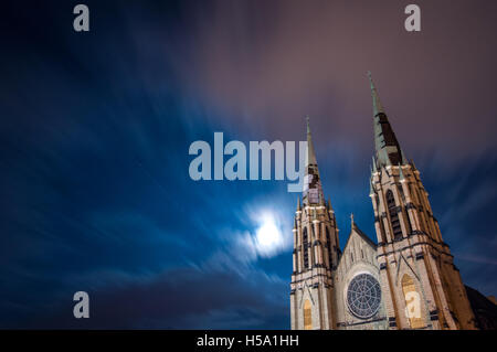 Pfarrkirche des Heiligen Peter und Paul, eine verlassene Kirche in Pittsburgh East Liberty Nachbarschaft, in der Nacht Stockfoto