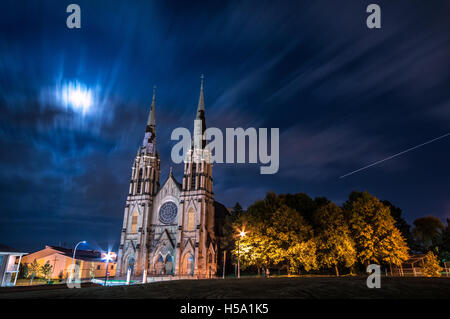 Pfarrkirche des Heiligen Peter und Paul, eine verlassene Kirche in Pittsburgh East Liberty Nachbarschaft, in der Nacht Stockfoto