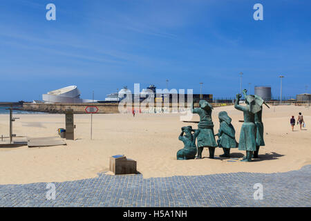 Praia de Matosinhos (Matoshinhos Strand) mit dem Boot Kreuzfahrt terminal in die Ferne, Porto, Portugal, Europa Stockfoto