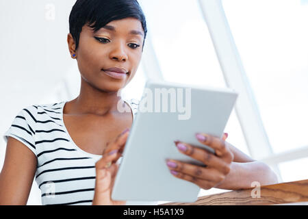 Attraktive Afro amerikanische Geschäftsfrau mit Tablet-Computer im Büro Stockfoto