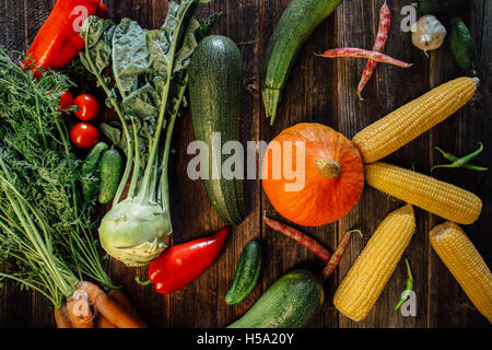 Erhöhte Ansicht von Frischgemüse auf Holztisch Stockfoto