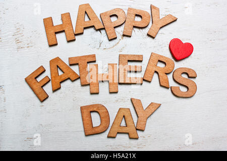 Happy Fathers Day mit Holzbuchstaben auf einen alten weißen hölzernen Hintergrund Stockfoto