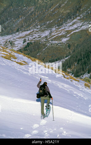 Trekker mit Schneeschuhen in Valsavarenche, Gran Paradiso Nationalpark, Valle d'Aosta, Italien Stockfoto