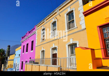 Stadtteil Bo-Kaap Kap - traditionell eine multikulturelle, bekannt für seine bunten Häuser und kopfsteingepflasterten Straßen, Kapstadt, Südafrika Stockfoto