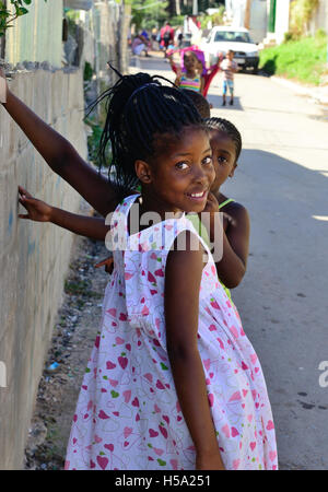 Schulmädchen in the'shack Siedlungen Stadt Schiff Gehäuse in Imizamo Yethu, allgemein bekannt als Mandela Park, Kapstadt Südafrika Stockfoto