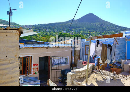 Typisch für die "Hütte Siedlungen" Stadt Schiff Gehäuse in Imizamo Yethu, allgemein bekannt als Mandela Park, Kapstadt Südafrika Stockfoto