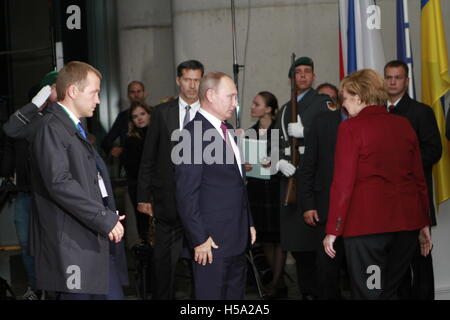 Berlin, Deutschland. 19. Oktober 2016. Bundeskanzlerin Angela Merkel empfängt des russischen Präsidenten Vladimir Putin zum Treffen der Normandie an das Bundeskanzleramt. Gemeinsam wollen im sogenannten Normandie-Format, die vier Staats- und Regierungschefs Evaluierung die Umsetzung der Minsker Abkommen und weitere Schritte zu beraten. Danach, Angela Merkel, Vladimir Putin und Francois Hollande sprach über die Situation in Syrien. Bildnachweis: Simone Kuhlmey/Pacific Press/Alamy Live-Nachrichten Stockfoto