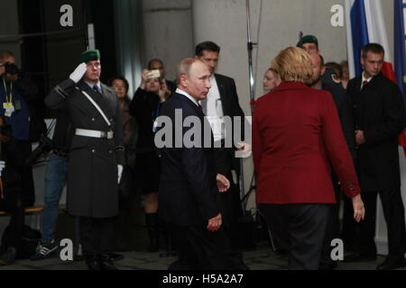 Bundeskanzlerin Angela Merkel empfängt des russischen Präsidenten Vladimir Putin zum Treffen der Normandie an das Bundeskanzleramt. Gemeinsam wollen im sogenannten Normandie-Format, die vier Staats- und Regierungschefs Evaluierung die Umsetzung der Minsker Abkommen und weitere Schritte zu beraten. Danach, Angela Merkel, Vladimir Putin und Francois Hollande sprach über die Situation in Syrien. Bildnachweis: Simone Kuhlmey/Pacific Press/Alamy Live-Nachrichten Stockfoto