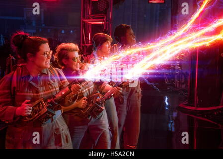 Datum der Freigabe: 15. Juli 2016 Titel: Ghostbusters STUDIO: Columbia Bilder Direktor: Paul Feig PLOT: nach einem Geist Invasion von Manhattan, paranormale Enthusiasten Erin Gilbert und Abby Yates, nukleare Ingenieur Jillian Holtzmann und u-Bahn Arbeiter Patty Tolan Band zusammen, um das jenseitige stoppen Darsteller Bedrohung: Leslie Jones, Kate McKinnon, Kristen Wiig, Melissa McCarthy, Chris Hemsworth (Credit Bild: C Columbia Pictures/Entertainment-Bilder / Stockfoto