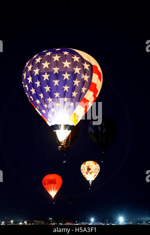 Dawn Patrol, beleuchteten Heißluftballons in die Luft, Albuquerque International Balloon Fiesta, Albuquerque, New Mexico USA Stockfoto