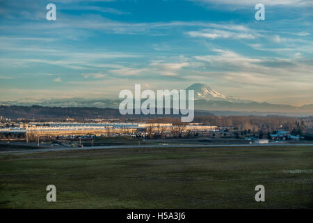 Mount Rainier erhebt sich über Lager in Kent, Washington. Stockfoto