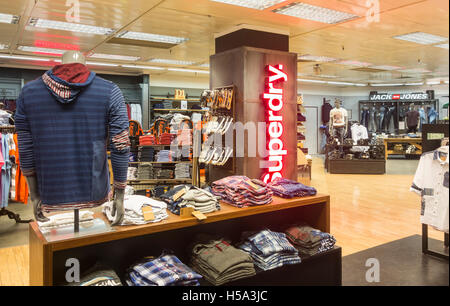 Superdry Kleidung im Kaufhaus Corte Ingles in Spanien anzeigen Stockfoto