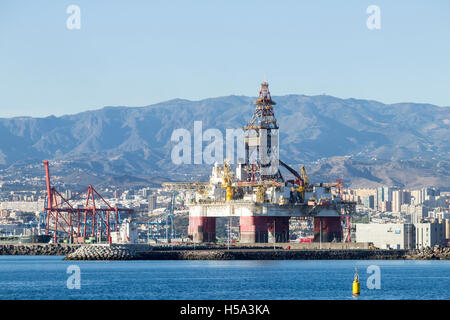 Bohrinseln in Las Palmas Hafen (Puerto De La Luz) auf Gran Canaria mit Stadt und die Berge im Hintergrund. Kanarische Inseln, Spanien. Stockfoto